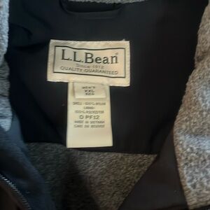 Men’s XXL black vest with gray  the shell  is nylon. 100% polyester lining